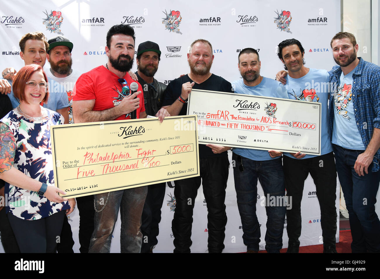Philadelphie, Pennsylvanie, USA. 12Th Aug 2016. ANGELA KAPALKO, du Philadelphia Lutte Recherches, avec Chris SALARDO, Président, Kiehl's USA, Luc WESSMAN, et MARCEL FLORUSS, Grant, Kevin Reynolds ROBERT FROST, ANTHONY CARRINO, GILLES MARINI, et Ben Cohen, à la Philadelphia Kiehl's finale de la 7e édition de la randonnée pour la recherche sur le sida. La célébration a eu lieu à la Philadelphia Center City Store. © Ricky Fitchett/ZUMA/Alamy Fil Live News Banque D'Images