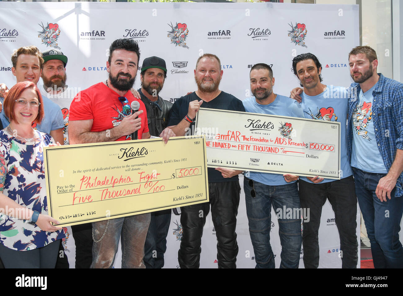 Philadelphie, Pennsylvanie, USA. 12Th Aug 2016. ANGELA KAPALKO, du Philadelphia Lutte Recherches, avec Chris SALARDO, Président, Kiehl's USA, Luc WESSMAN, et MARCEL FLORUSS, Grant, Kevin Reynolds ROBERT FROST, ANTHONY CARRINO, GILLES MARINI, et Ben Cohen, à la Philadelphia Kiehl's finale de la 7e édition de la randonnée pour la recherche sur le sida. La célébration a eu lieu à la Philadelphia Center City Store. © Ricky Fitchett/ZUMA/Alamy Fil Live News Banque D'Images
