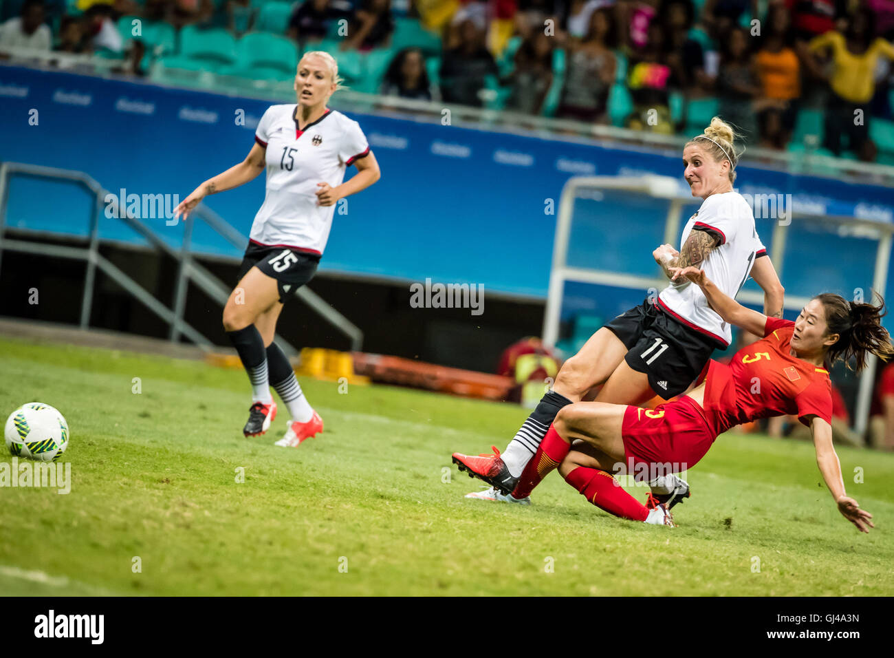 Salvador, Brésil. 12Th Aug 2016. Anja Mittag d'Allemagne rivalise avec Wu Haiyan (R) de la Chine lors de la finale féminine de football entre la Chine et l'Allemagne à la 2016 Jeux Olympiques de Rio à Salvador, Brésil, le 12 août 2016. L'Allemagne a gagné la Chine avec 1:0. Credit : Liu Bin/Xinhua/Alamy Live News Banque D'Images