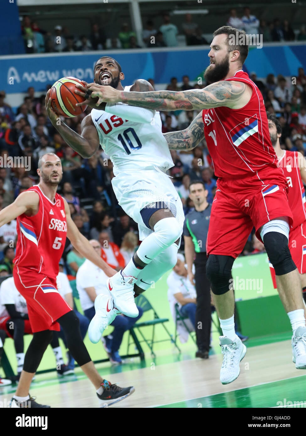 Rio de Janeiro, Brésil. 12Th Aug 2016. Kyrie Irving de la United States (C) fait concurrence au cours de l'homme d'un groupe préliminaire entre les Etats-Unis et la Serbie au Jeux Olympiques de Rio 2016 à Rio de Janeiro, Brésil, le 12 août 2016. Les États-Unis ont gagné la Serbie avec 94:91. Credit : Meng Yongmin/Xinhua/Alamy Live News Banque D'Images