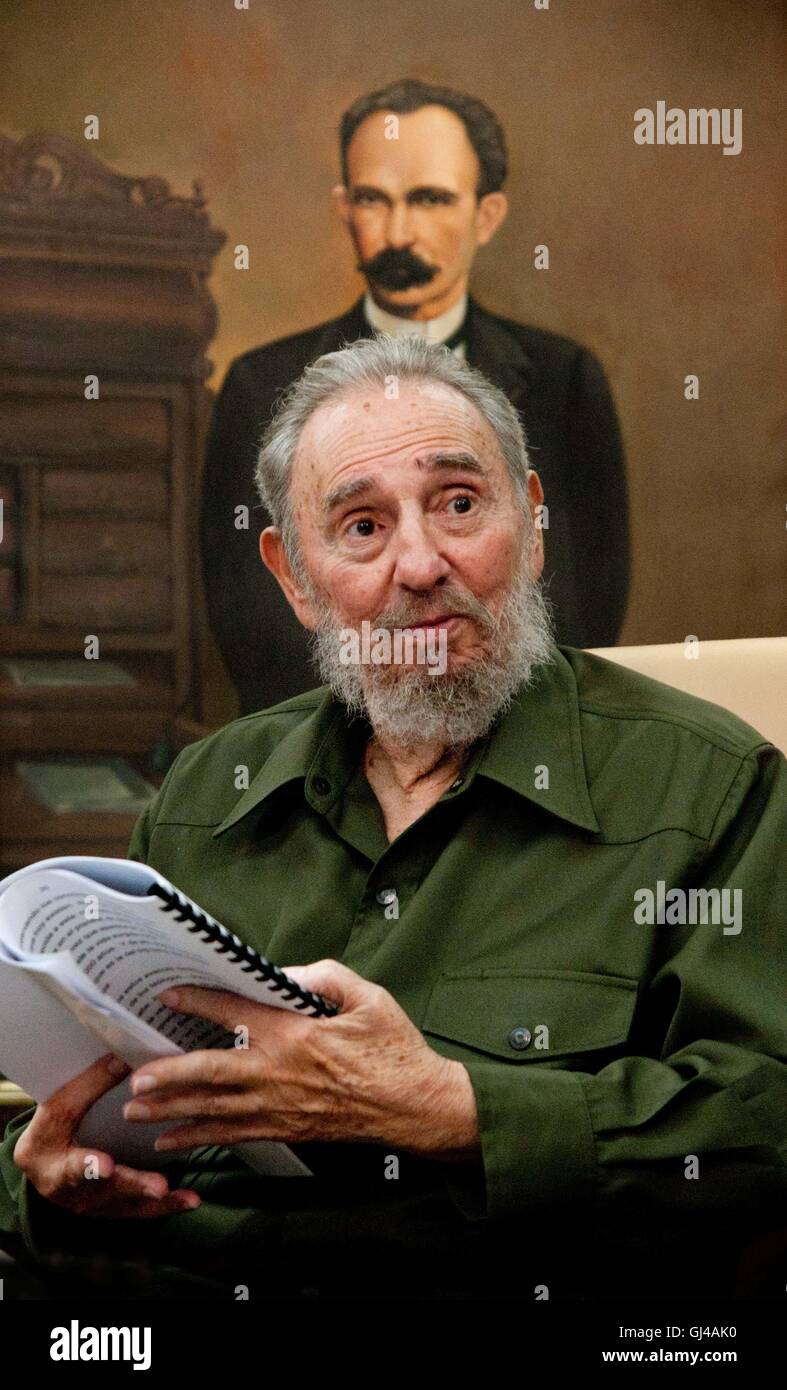 La Havane. 8e août, 2010. Image prise sur le 8 août 2010 montre leader révolutionnaire cubain Fidel Castro au cours d'un entretien accordé à quatre correspondants vénézuéliens à La Havane, capitale de Cuba. Le leader révolutionnaire cubain célébrera son 90e anniversaire le 13 août. Credit : Str/Xinhua/Alamy Live News Banque D'Images