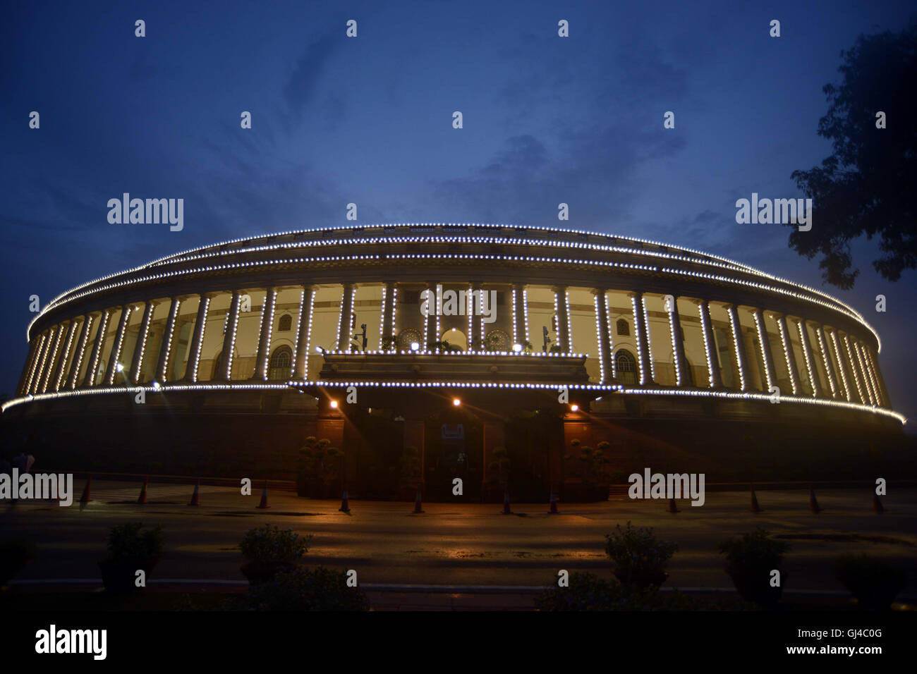 New Delhi, Inde. 12Th Aug 2016. La Maison du Parlement indien est allumé avant la célébration de la Journée de l'indépendance indienne à New Delhi, capitale de l'Inde, le 12 août, 2016. L'Inde célèbre son indépendance Day le 15 août chaque année. © Stringer/Xinhua/Alamy Live News Banque D'Images