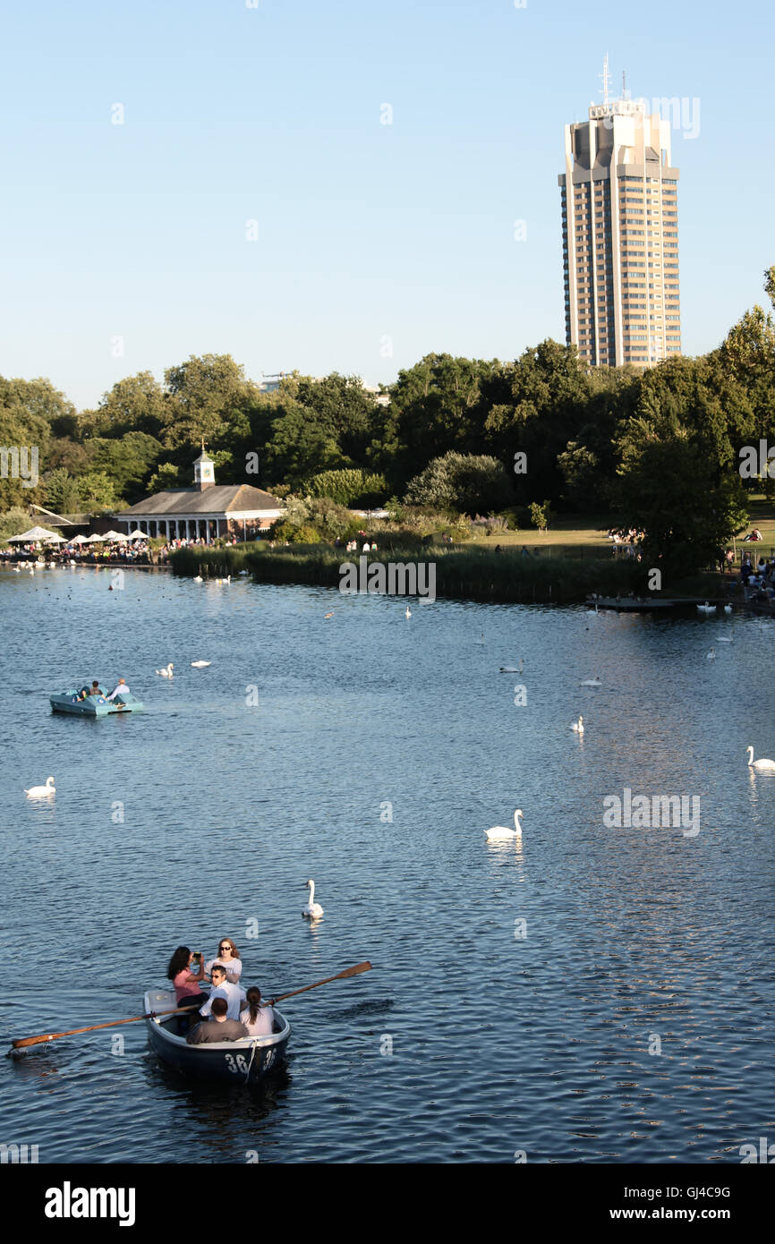 Londres, Royaume-Uni. 12Th Aug 2016. Une vue sur le lac Serpentine au cours de la récente bonne météo à Hyde Park à Londres Crédit : Roger Garfield/Alamy Live News Banque D'Images