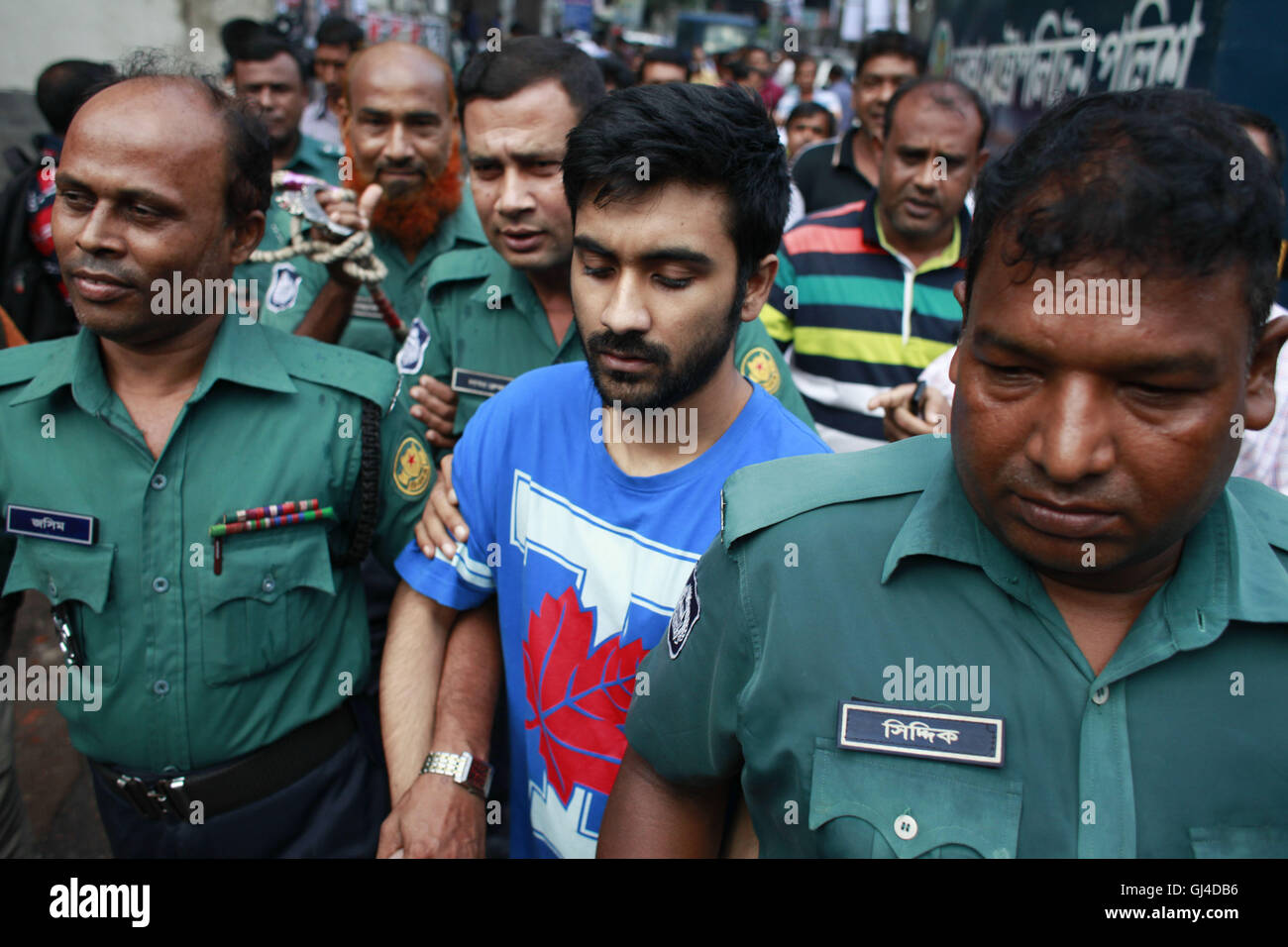 Dhaka, Bangladesh. 13e Août 2016. Les membres de la force de police du Bangladesh ffffffff escorte Khan, centre, un suspect dans l'attaque terroriste de Gulshan, à l'extérieur une cour à Dhaka, Bangladesh, le 13 août 2016. Police veulent ffffffff Hasib Khan, l'étudiant expatrié de Canada, en détention provisoire pour sept jours. Mais il n'est montré soupçonnée. Ffffffff Hasanat et étaient dans le café à l'intérieur de la zone diplomatique de Dacca lorsqu'il a été pris en charge par des hommes armés islamistes dans la soirée du 1 juillet. Le siège a pris fin le jour suivant après l'assaut des commandos de l'armée de café et tué six dont cinq hommes armés. © ZUMA Press, Inc./Alamy Liv Banque D'Images