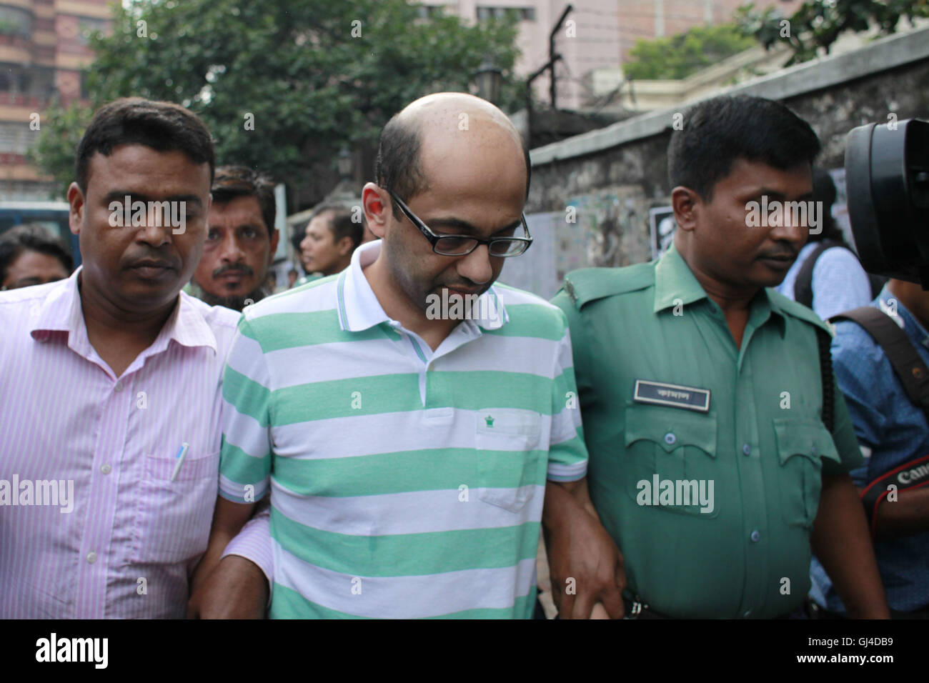 Dhaka, Bangladesh. 13e Août 2016. Les membres de la force de police du Bangladesh escort Mdnurolamin n Karim, centre, un suspect dans l'attaque terroriste de Gulshan, à l'extérieur une cour à Dhaka, Bangladesh, le 13 août 2016. Ancien professeur de l'Université Nord Sud Hasanat Rezaul Karim est le premier suspect à avoir été arrêtée dans le cas de la police sur Holey et boulangerie artisanale a été placée sur un renvoi de 8 jours dans le cadre de l'attaque terroriste de Gulshan cas. Ffffffff Hasanat et étaient dans le café à l'intérieur de la zone diplomatique de Dacca lorsqu'il a été pris en charge par des hommes armés islamistes dans la soirée du 1 juillet. Credit : ZUMA Press, Inc./Alamy Live News Banque D'Images