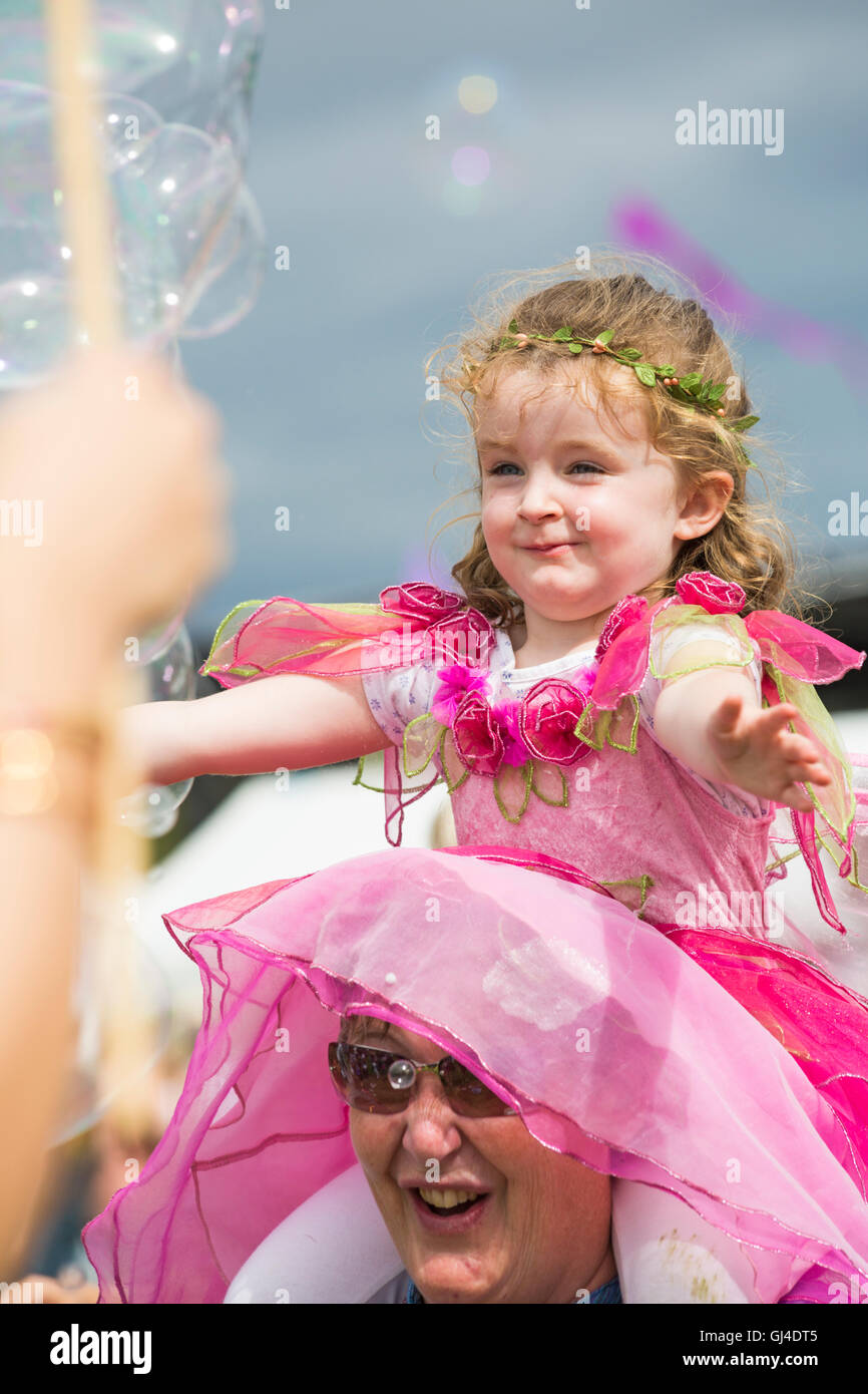 Burley, Hampshire, Royaume-Uni. 13e Août 2016. Jeune fille assise sur les épaules comme des bulles attraper à la nouvelle forêt conte Festival, Burley, Hampshire, Royaume-Uni en août Crédit : Carolyn Jenkins/Alamy Live News Banque D'Images