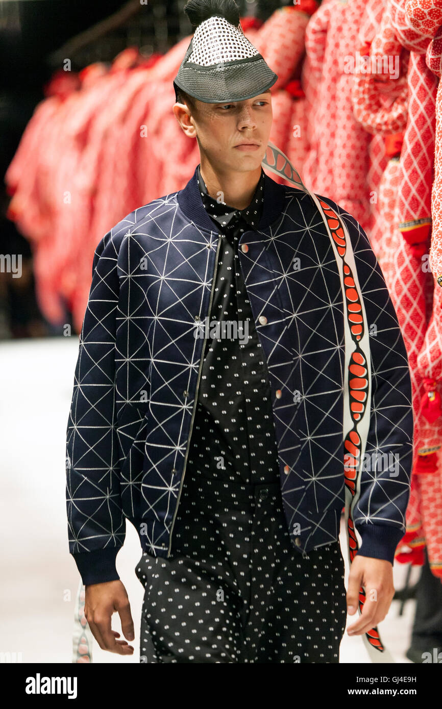 Copenhague, Danemark - 10 août 2016 : A model Henrik Vibskov au show à l'ancienne rue du marché de la viande lors de la Copenhagen Fashion Week Spring/Summer2017. Banque D'Images