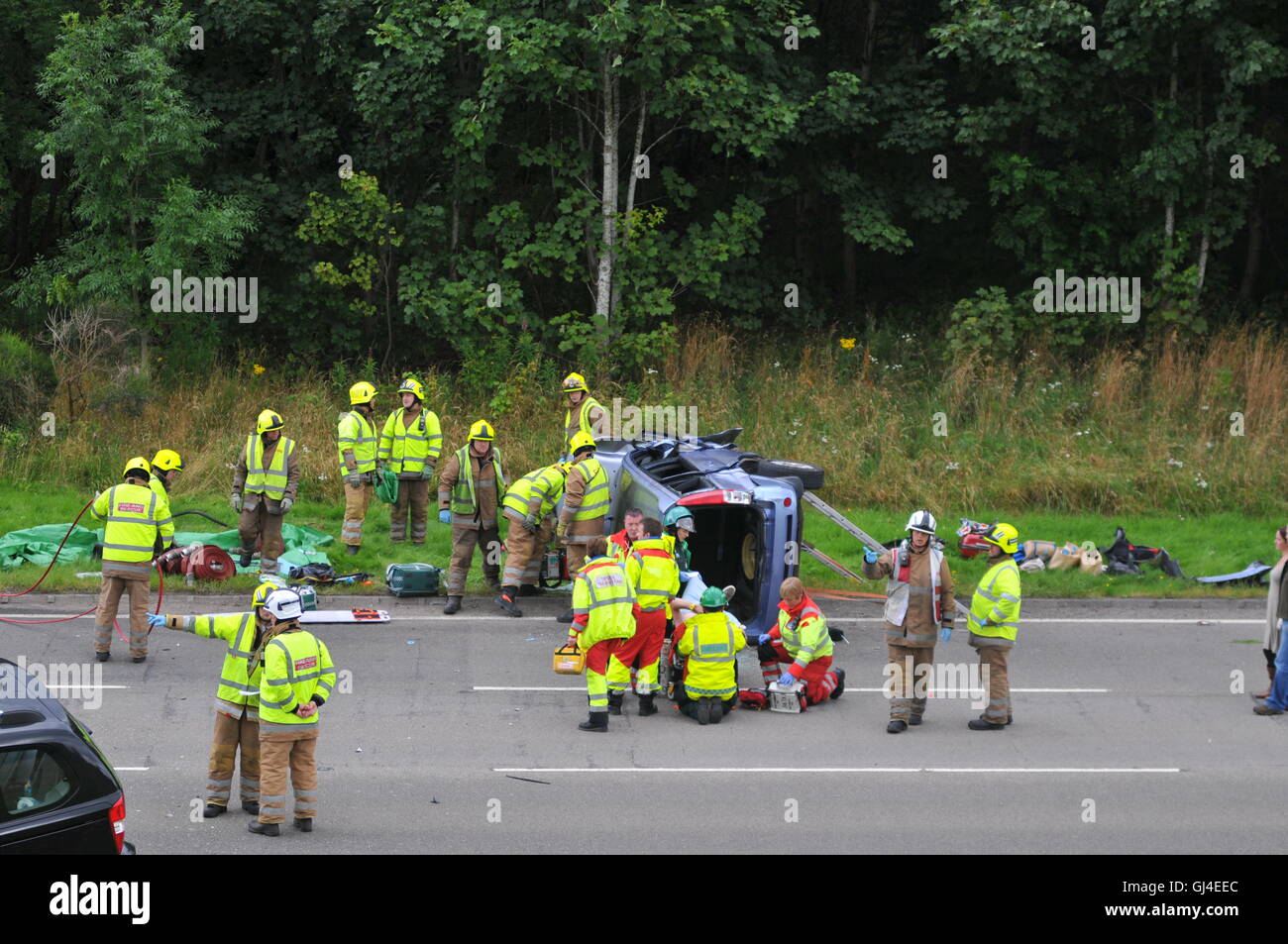 Le Perthshire, Écosse, Royaume-Uni. 13 août 2016, la police a fermé l'A9 à Dunkeld et l'Air Ambulance se prépare à lever l'une victime à l'hôpital comme les équipes d'urgence assister à un accident de la circulation impliquant deux voitures. Dunkeld, Perthshire, Écosse, Royaume-Uni. &Copier ; Crédit : Cameron Cormack/Alamy Live News Banque D'Images