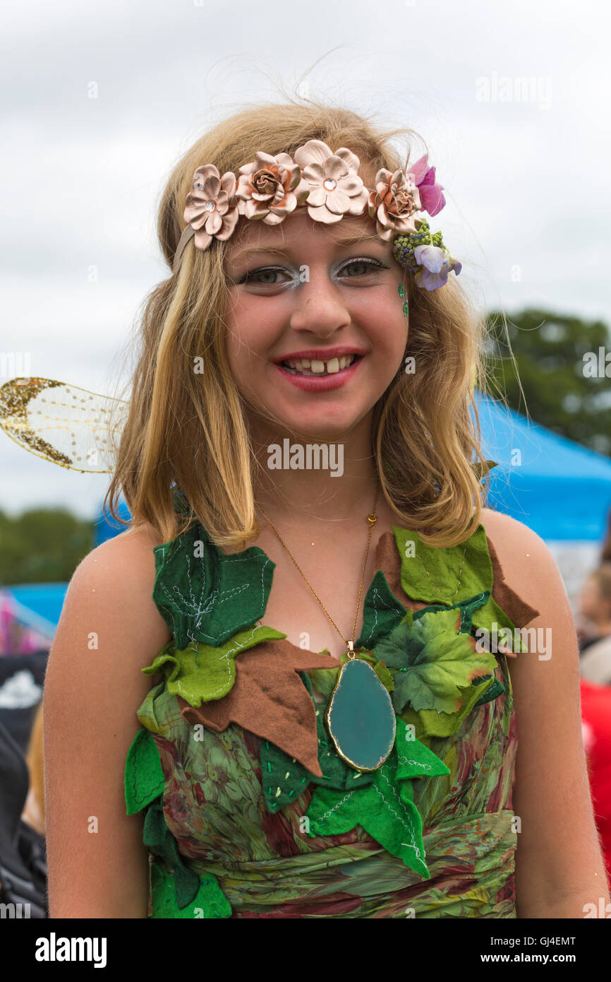 Burley, Hampshire, Royaume-Uni. 13e Août 2016. Habillé en fille conte de fée à la New Forest Festival, Burley, Hampshire, Royaume-Uni en août Crédit : Carolyn Jenkins/Alamy Live News Banque D'Images