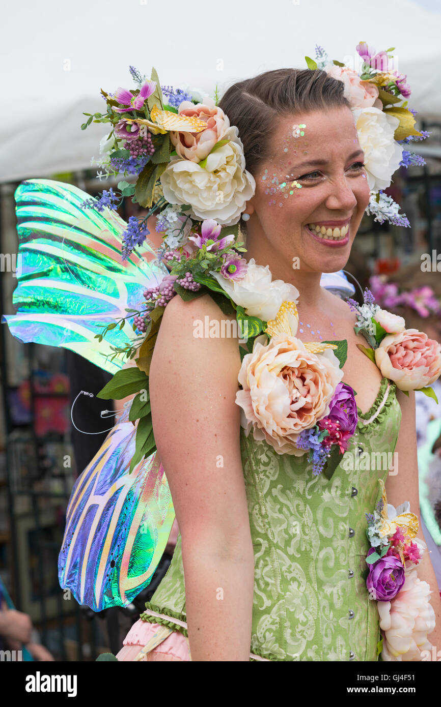 Burley, Hampshire, Royaume-Uni. 13e Août 2016. Femme vêtue comme conte de fée à la New Forest Festival, Burley, Hampshire, Royaume-Uni en août Crédit : Carolyn Jenkins/Alamy Live News Banque D'Images