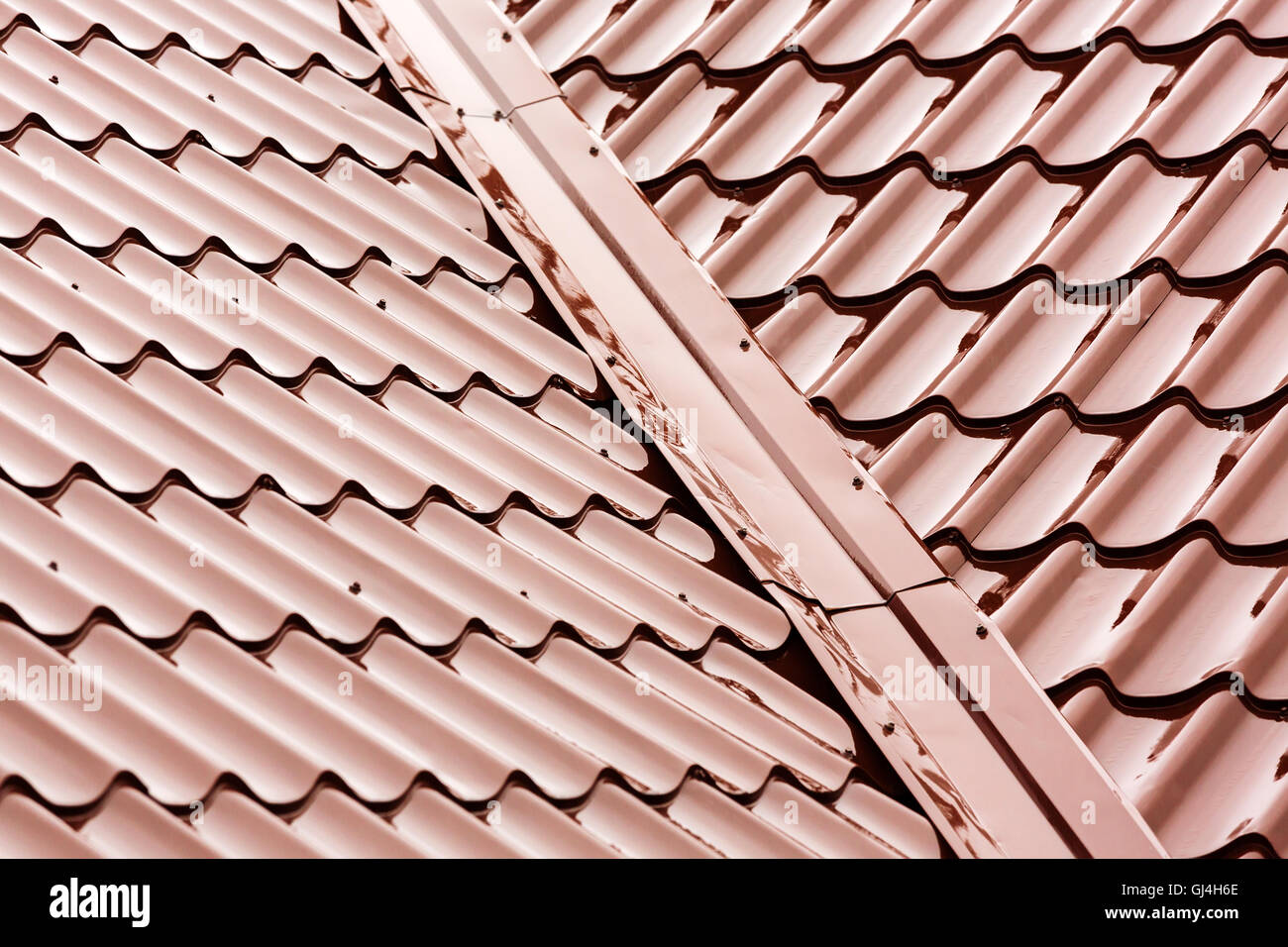 Nouveau toit métallique de tuiles rouges à la pluie Banque D'Images