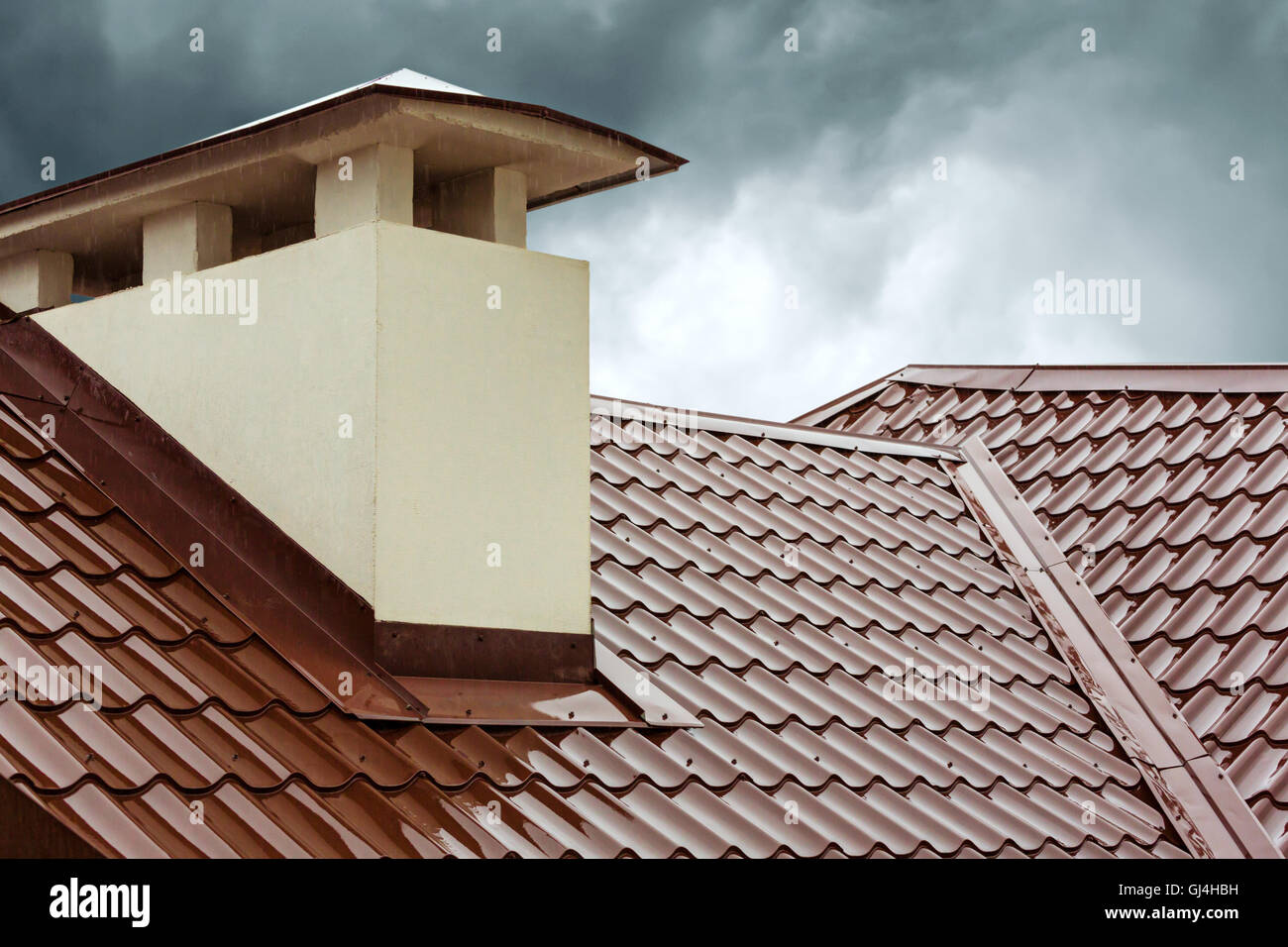 Sol carrelé rouge metal roof tile et cheminée Banque D'Images