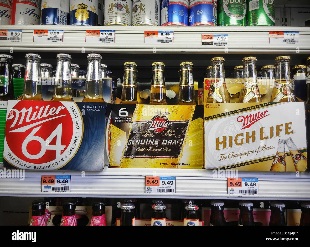 6-packs de différentes variétés de bière Miller sont vus dans un supermarché de New York le Mardi, Août 2, 2016. Molson Coors Brewing, dont l'unité est aux États-Unis, a enregistré des revenus que MillerCoors a manqué aux attentes des analystes en invoquant l'intérêt des consommateurs pour des cocktails et de la bière artisanale. (© Richard B. Levine) Banque D'Images