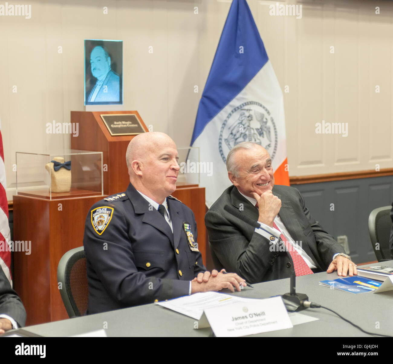 Le commissaire de la police de William Bratton, droite, et chef de département Jimmy O'Neill rapport à la presse dans le Jack Maples Compstat Chambre d'hôtel dans l'un police Plaza à New York le jeudi, Août 4, 2016. Les fonctionnaires de police a répondu aux questions de la presse concernant aussi bien que les médias d'information sur la diminution continue de la criminalité violente dans la ville. O'Neill est de prendre en charge à titre de commissaire en septembre lorsque Bratton feuilles. (© Richard B. Levine) Banque D'Images