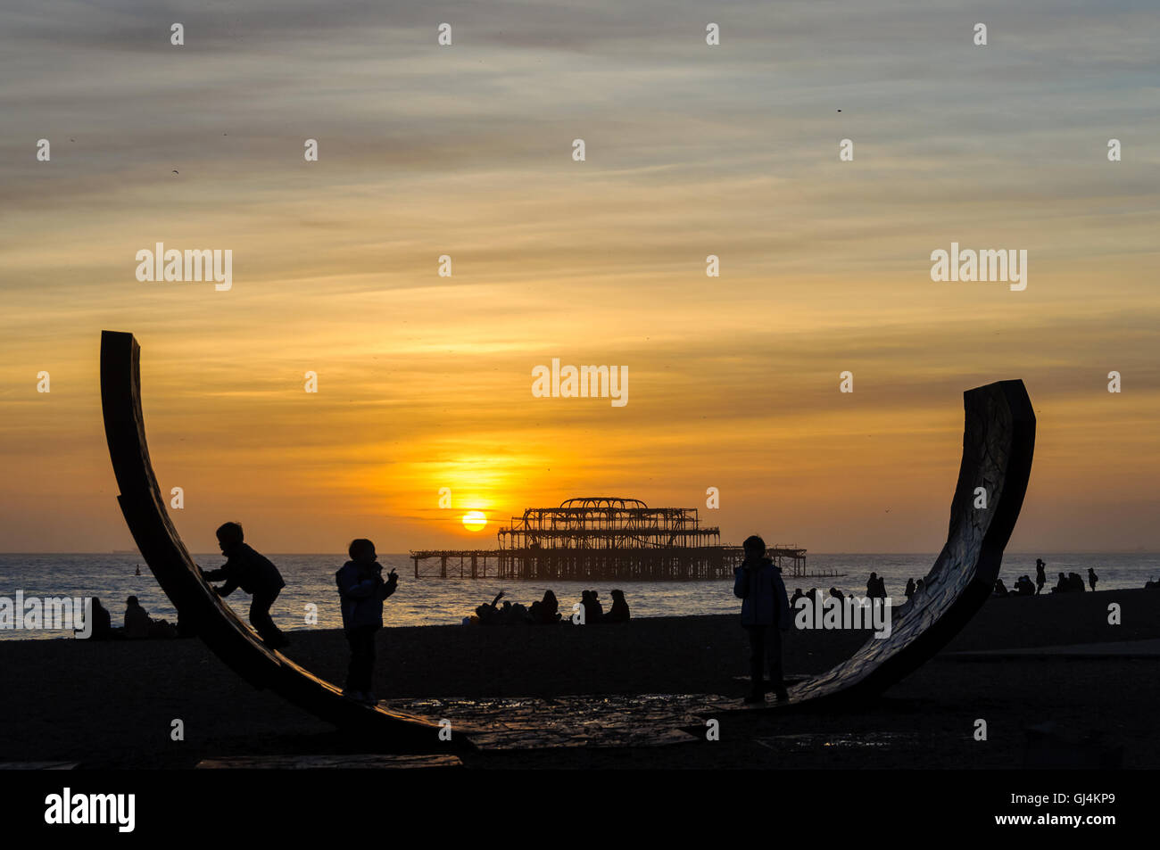 Passacaille sculpture par Charles Hadcock et le West Pier au coucher du soleil à Brighton, Angleterre, Royaume-Uni. Banque D'Images