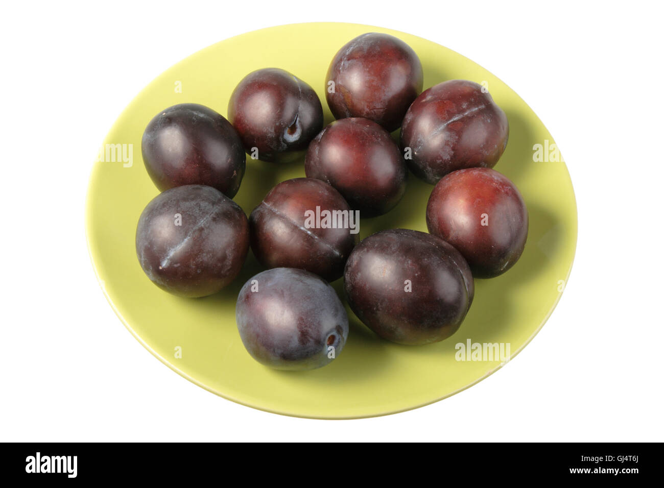 Groupe de dark-prunes violettes sur la plaque. Banque D'Images