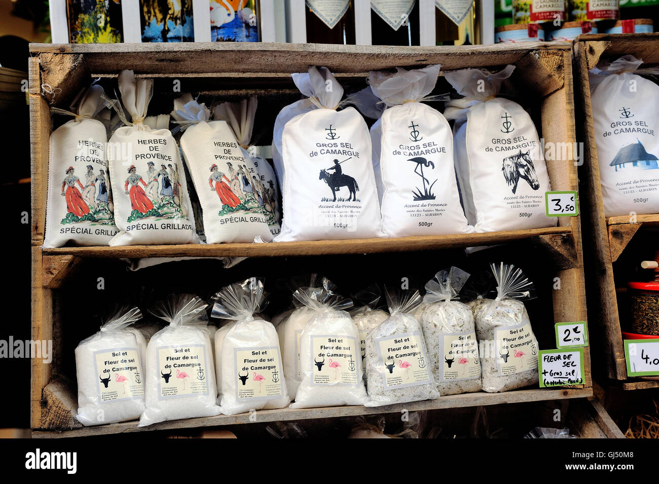 Sacs de sel produit en Camargue à Aigues-Mortes, ici vendu dans un magasin de Saintes-Maries-de-la-Mer Banque D'Images