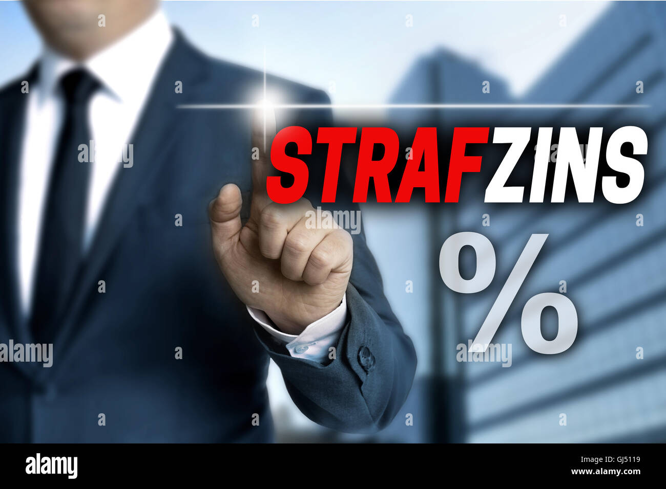 Strafzins (en allemand) d'intérêt négatifs écran tactile est exploité par l'homme d'affaires. Banque D'Images