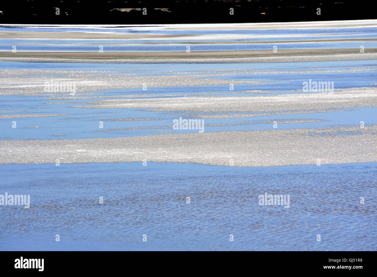 Marais salants de Camargue à Aigues-Mortes avec des cristaux de sel visibles sur la surface. Banque D'Images