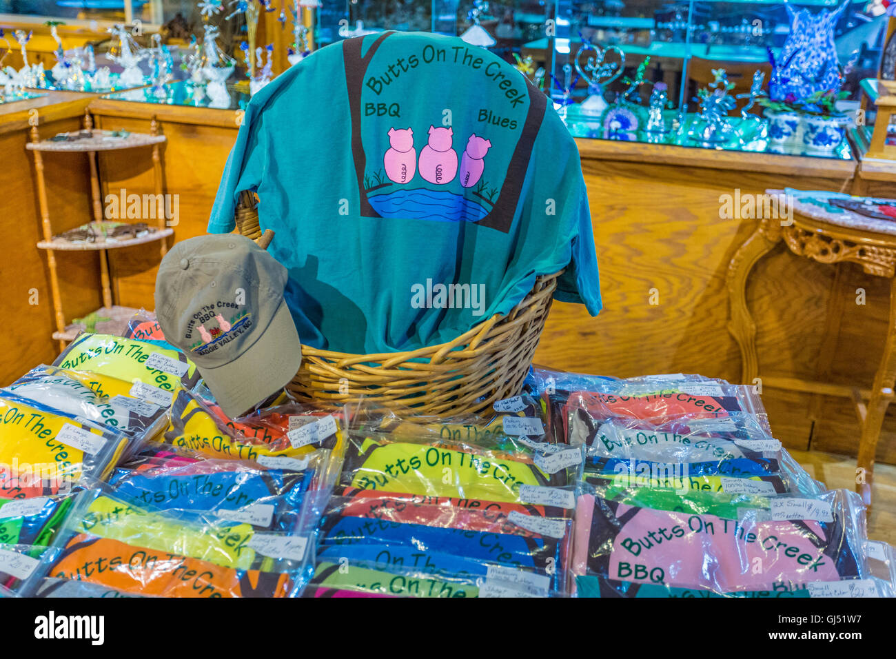 T-shirts et casquettes à vendre à Butts sur le ruisseau restaurant et boutique de cadeaux à Maggie Valley, NC Banque D'Images