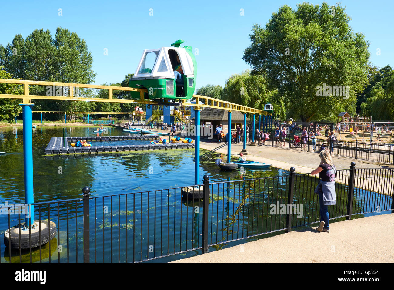 Wicksteed Park monorail à la deuxième plus ancienne Theme Park au Royaume-Uni Kettering Northamptonshire Banque D'Images