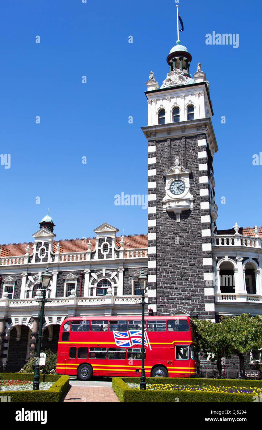 Par bus double étage gare ferroviaire historique dans la ville de Dunedin (Nouvelle-Zélande). Banque D'Images