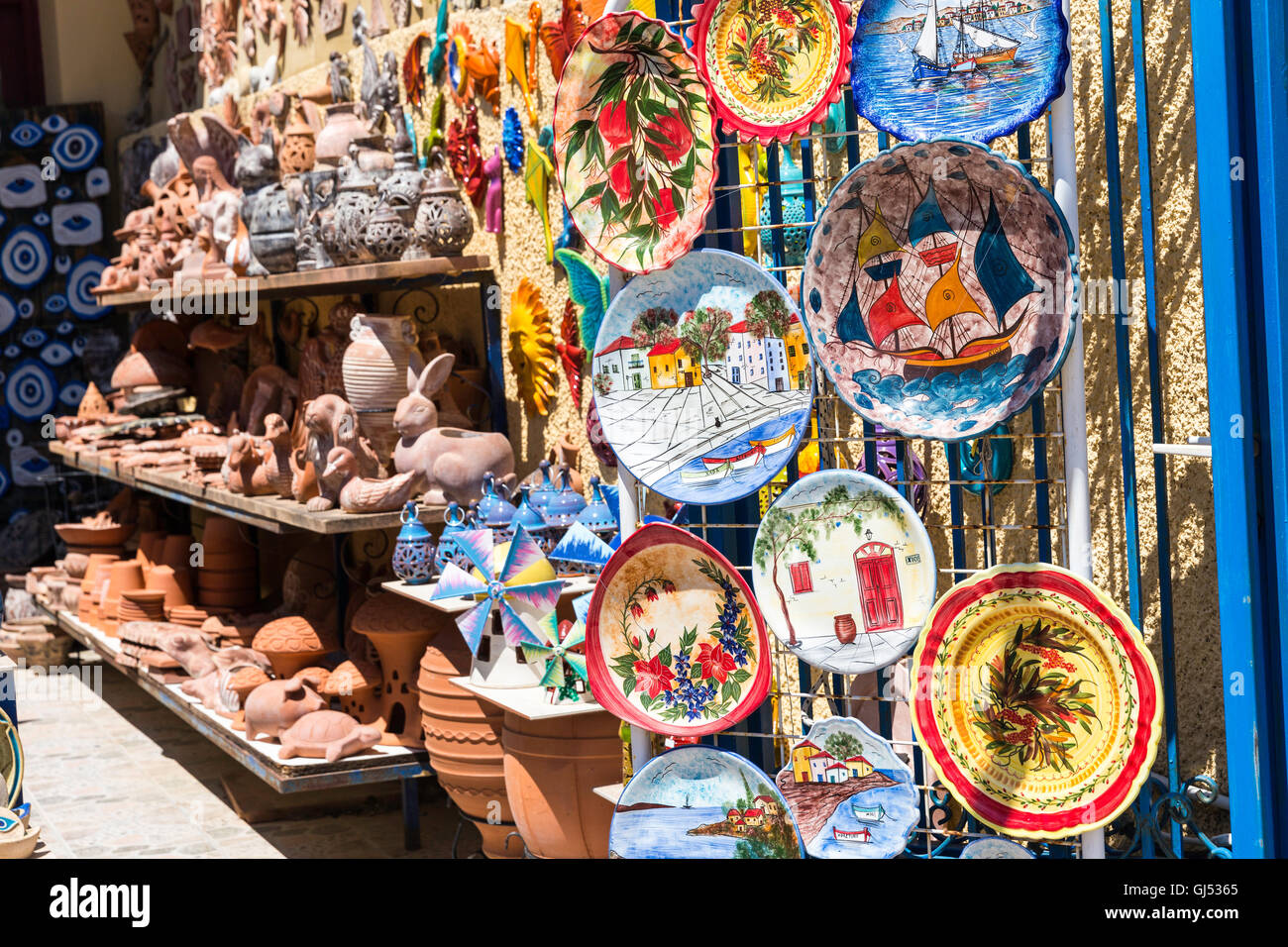 Produits poterie céramique traditionnelle pendaison décorées avec des fleurs, des oiseaux et des poissons en magasin de poterie céramique à Armolia village Banque D'Images