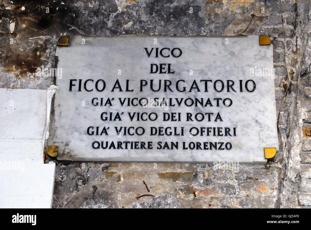 Naples, Italie. Le Vico del Fico al Purgatorio est une étroite ruelle ...