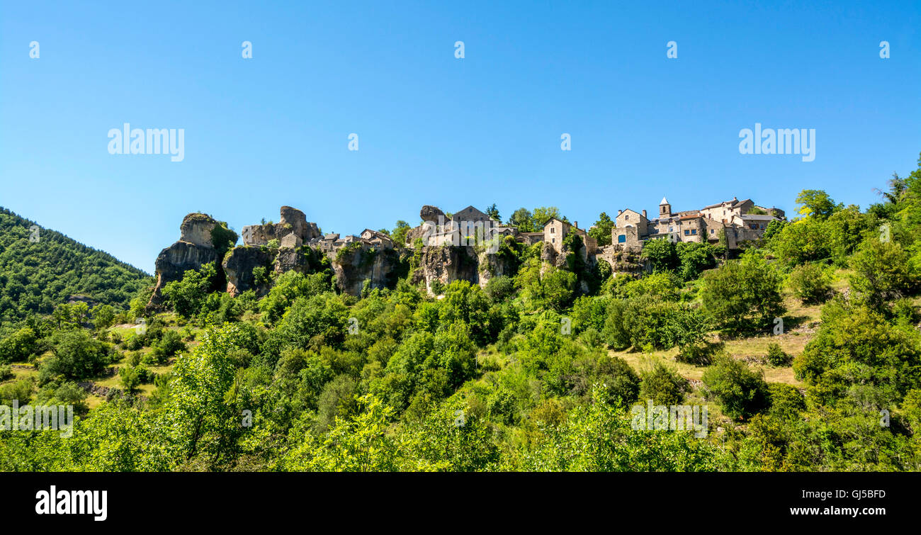Parc Naturel Régional des Grands Causses. Médiéval Village de Cantobre dans la vallée de rivière Dourbie, Aveyron, France Banque D'Images