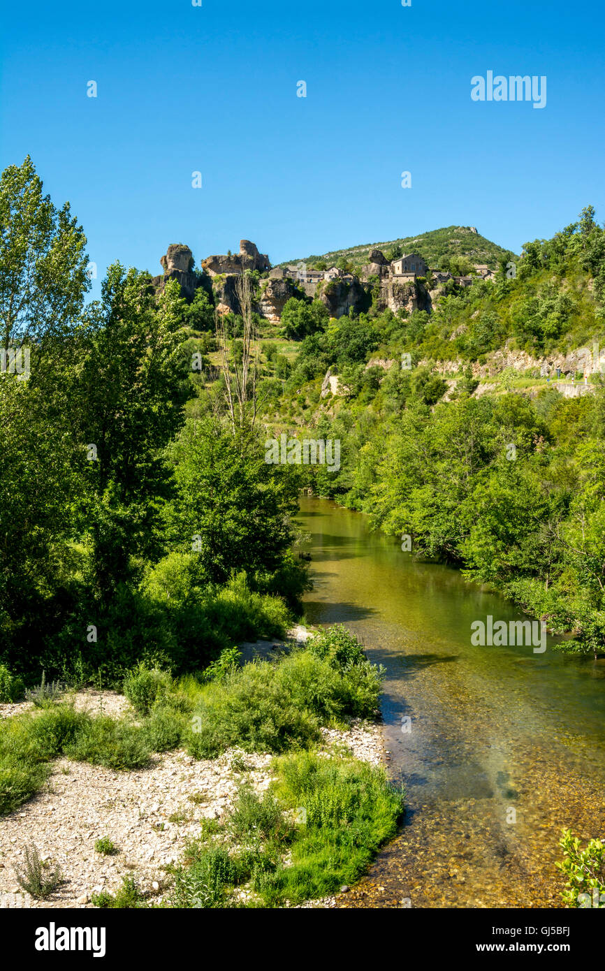 Parc Naturel Régional des Grands Causses. Médiéval Village de Cantobre dans la vallée de rivière Dourbie, Aveyron, France Banque D'Images
