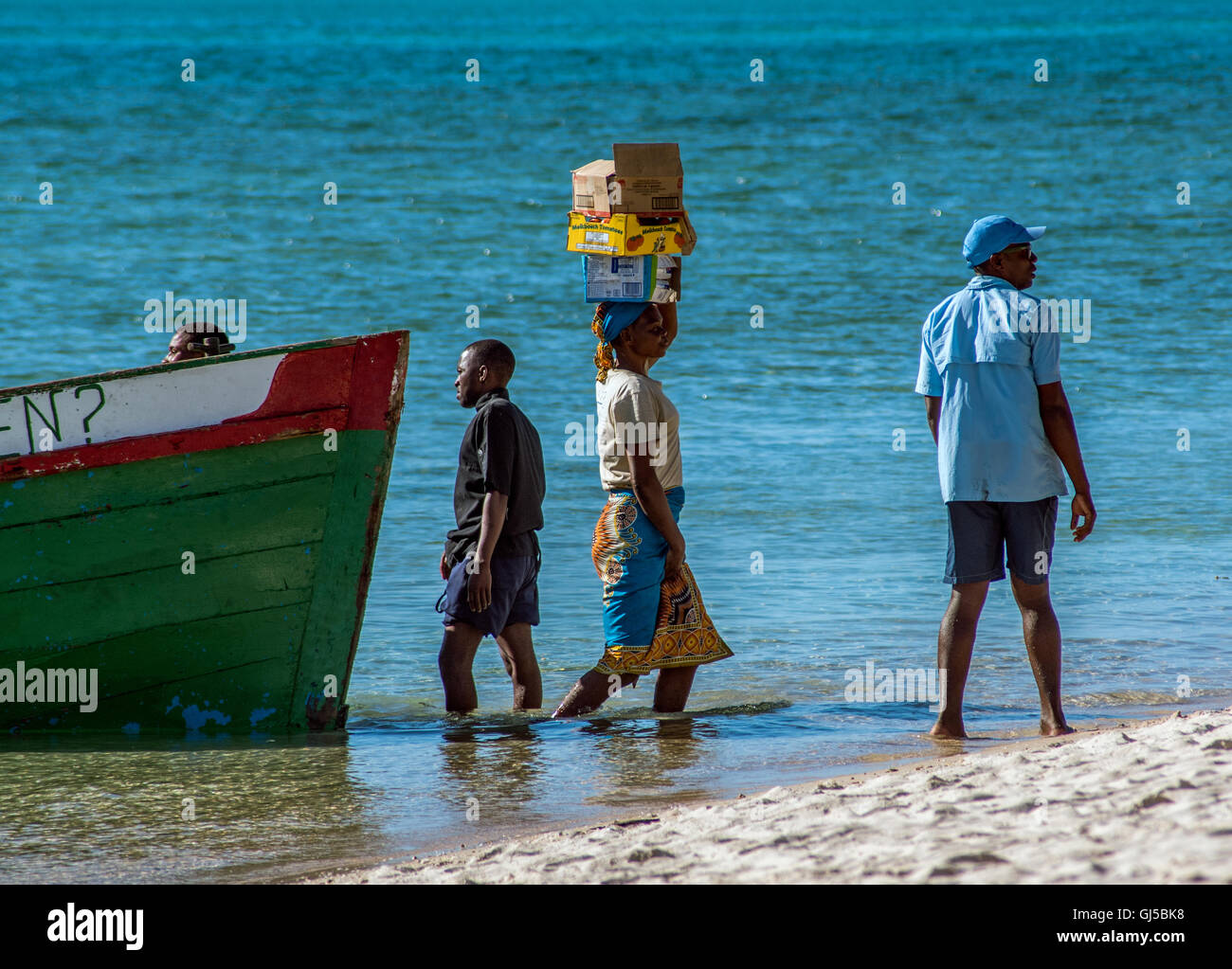 Les sections locales du déchargement d'un bateau avec des dispositions sur la plage de Benguerra island Mozambique Banque D'Images