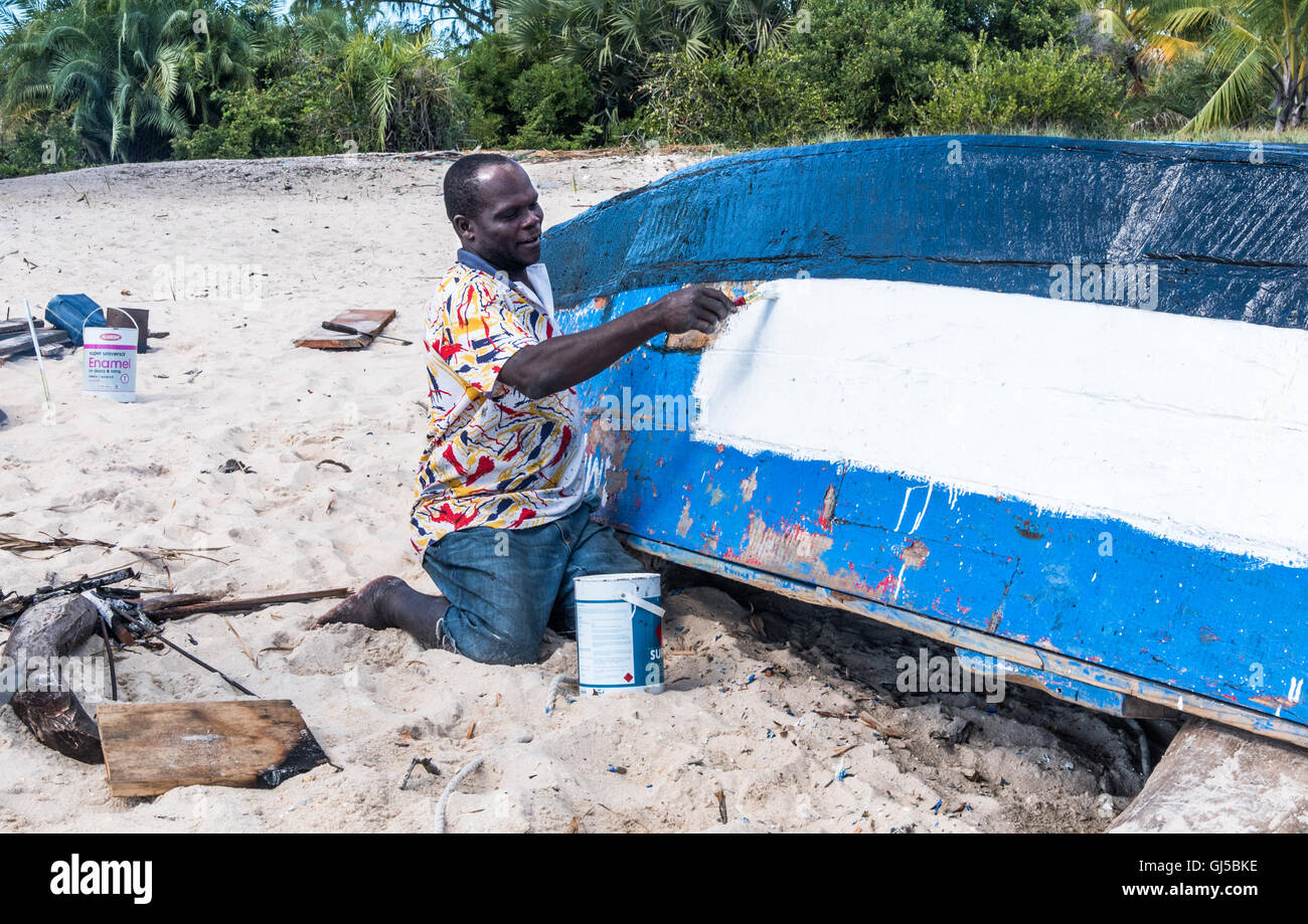 La peinture de la coque d'un dhow traditionnel Mozambique Benguerra Island Banque D'Images