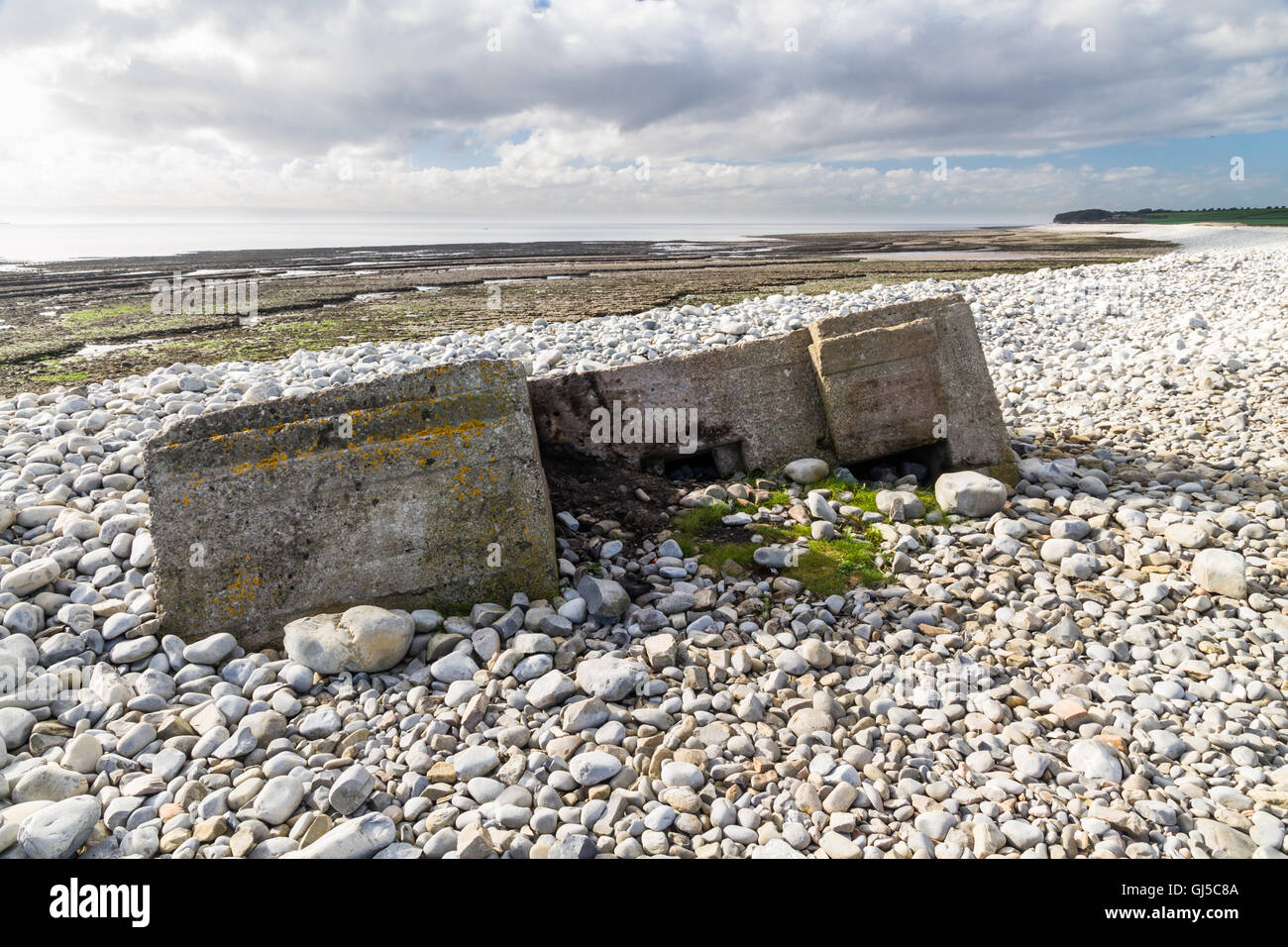 Casemate DE LA SECONDE GUERRE MONDIALE s'enfonce dans Aberthaw plage, sud du Pays de Galles, Royaume-Uni, Europe Banque D'Images