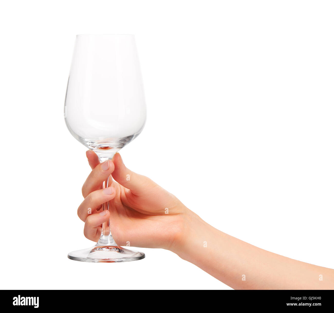 Close up of female hand holding transparent propre vide verre de vin contre l'arrière-plan blanc. Chemin de détourage pour bordure en verre Banque D'Images