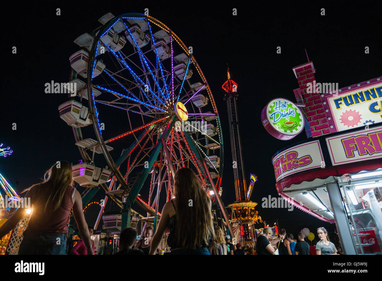 Les tours en grande roue et de carnaval sont des attractions nocturnes colorées à la fin de la foire du comté d'été à Cecil Co., Maryland, États-Unis. Banque D'Images