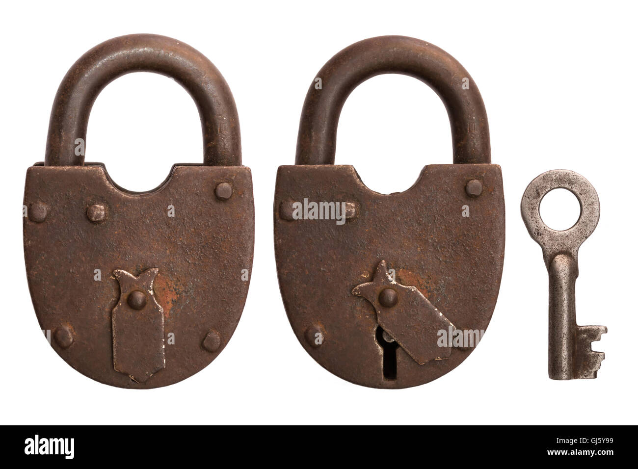 Ancien cadenas rouillé isolé sur fond blanc, la clé dans la serrure. Banque D'Images