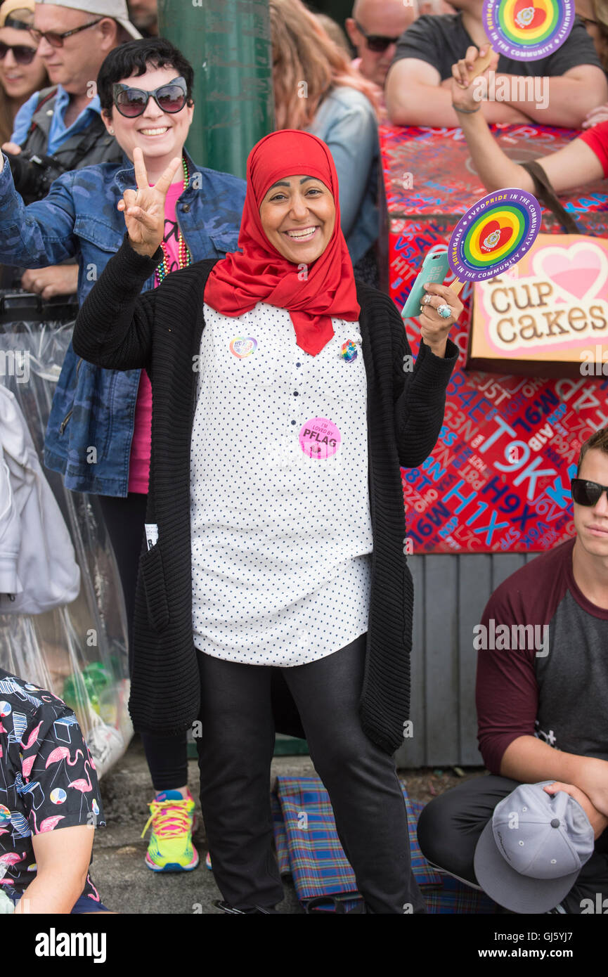 Heureux femme musulmane affichant la paix la victoire, à Vancouver Pride Parade 2016 Colombie-Britannique Banque D'Images