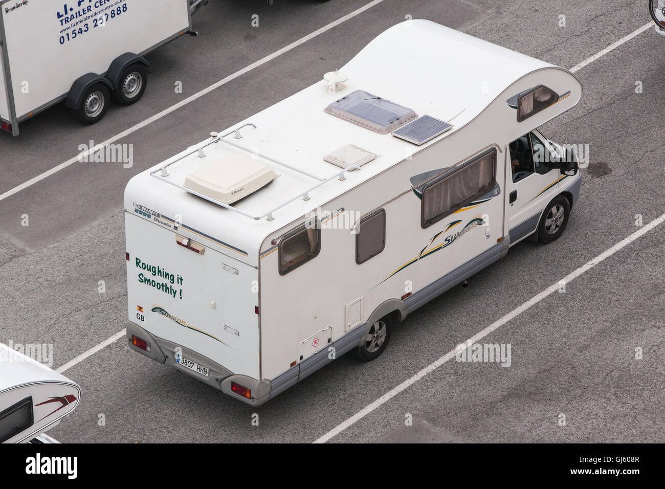 Camping-car,voitures,caravanes,véhicules dans une file d'entassaient à port de ferry de Santander à propos à bord du MV Pont Aven navire à Portsmouth. Banque D'Images