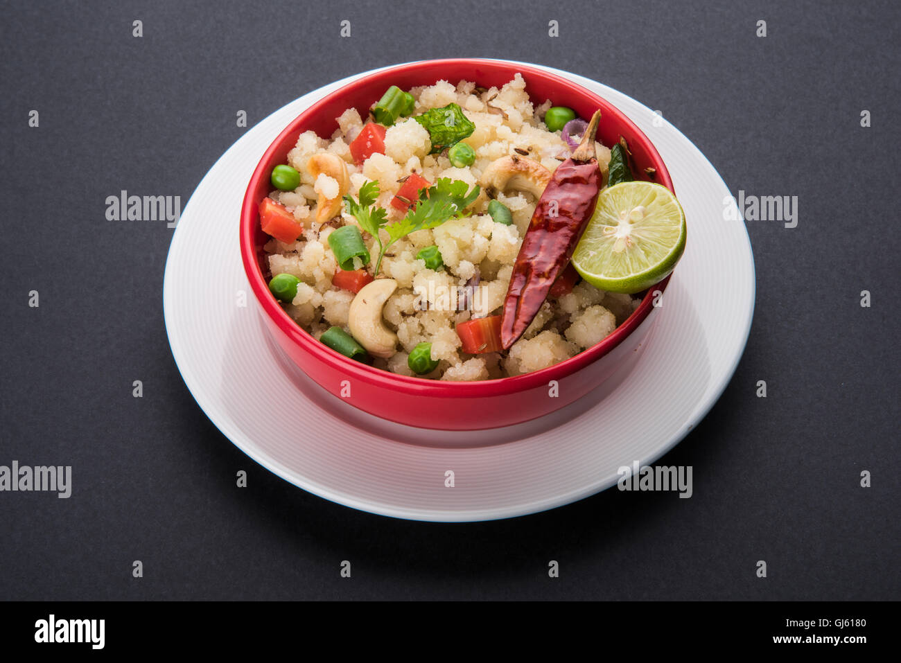 Rava Upma - Popular south Indian breakfast with semoule et légumes, selective focus, Upma ou upama South Indian breakf Banque D'Images