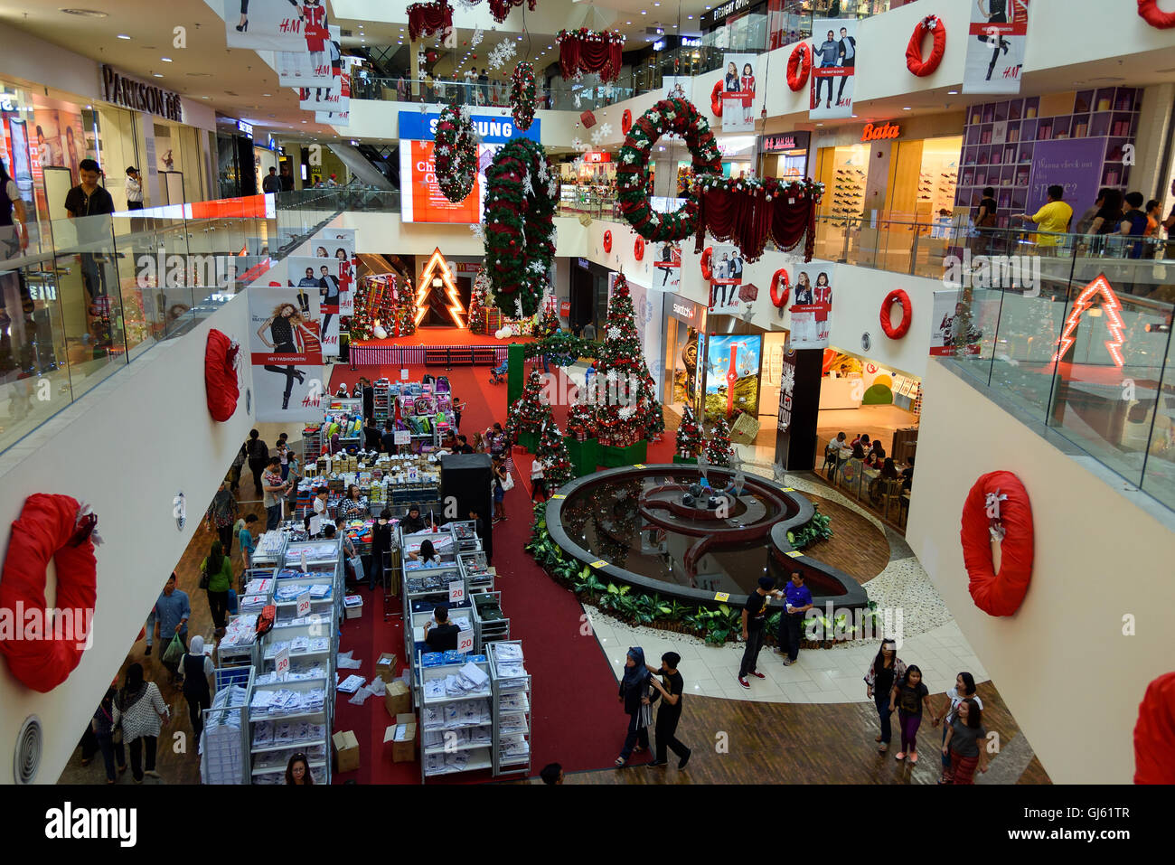 Kuching, Malaisie. Décorations de Noël au centre commercial Place Merdeka. Borneo Sarawak Banque D'Images