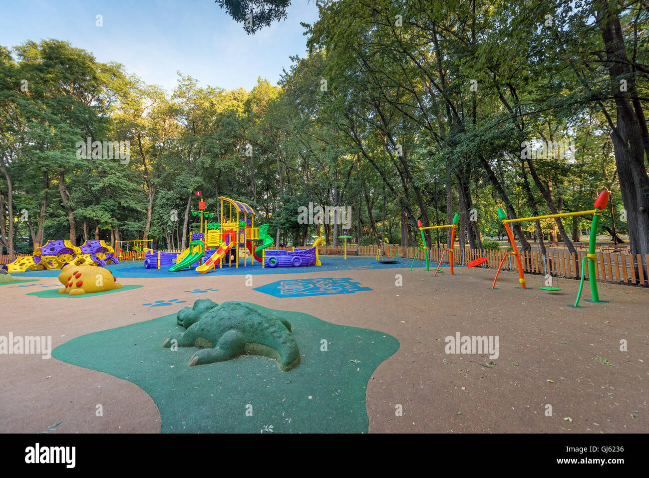 Aire de jeux colorée sur chantier dans le parc. Banque D'Images