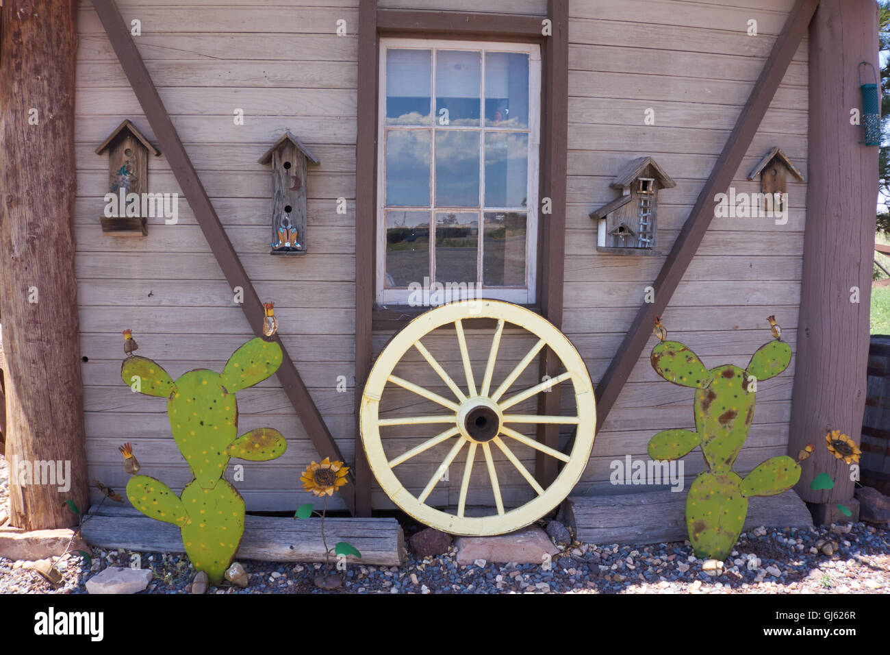 Bâtiment en bois panier décoratif avec roue et boîtes d'oiseaux. USA Banque D'Images