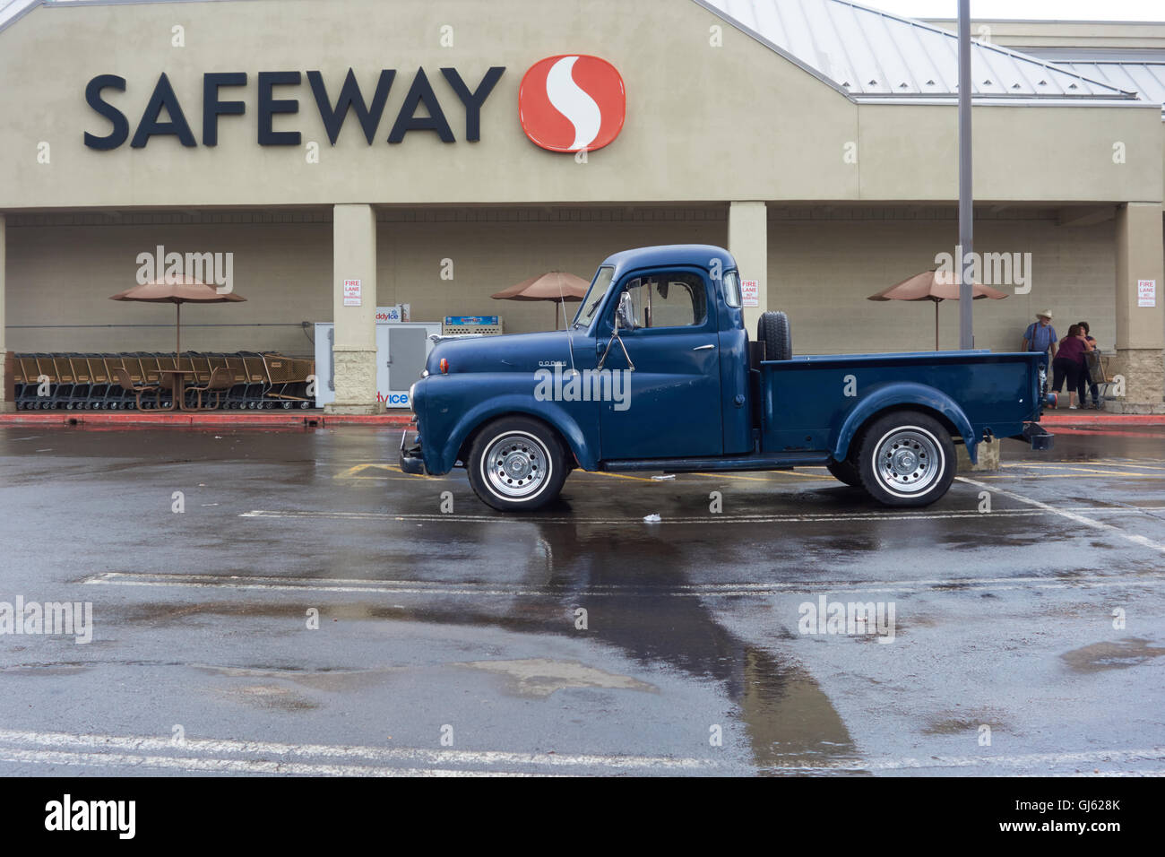 Vintage pickup garé à l'extérieur d'un magasin Safeway. William. USA Banque D'Images