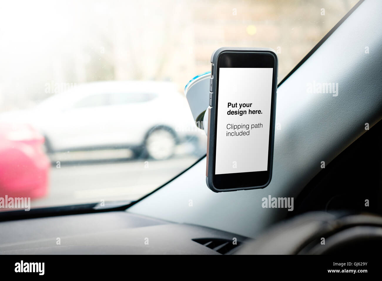 Photo de téléphone intelligent dans la voiture, chemin de détourage inclus votre design ou d'art Banque D'Images