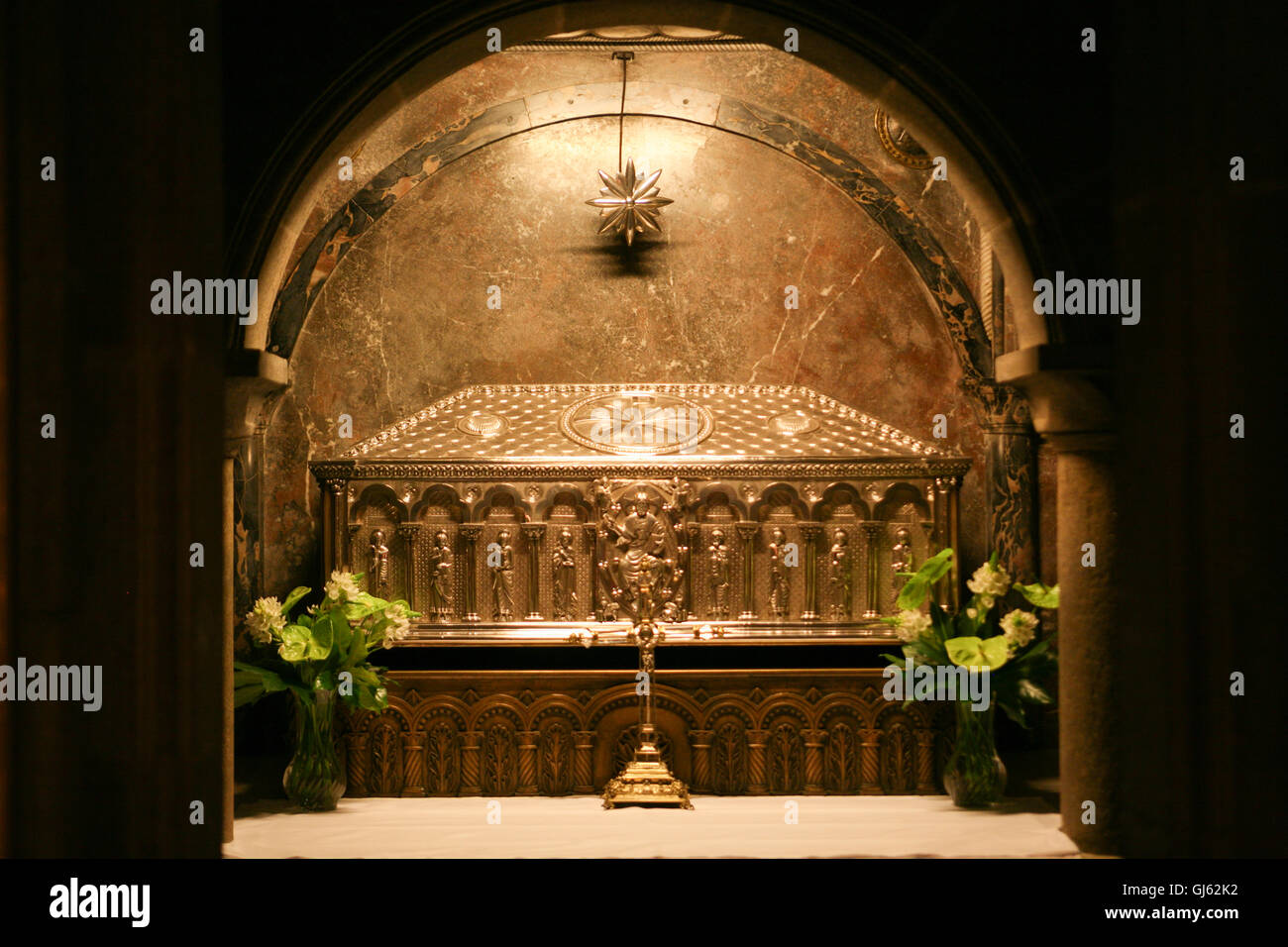 Au-dessous de l'autel à Santiago de Compostela Cathedral, ici dans la crypte qui contient un cercueil d'argent qui contient probablement l'organisme/demeure/reliques de saint Jacques le Majeur, l'un des apôtres de Jésus Christ, et le saint patron de l'Espagne. Des milliers de visiteurs et pèlerins se rassemblent à Santiago de Compostela, en particulier pour célébrer la Journée St James. Le 25 juillet est St James Day, le saint patron de l'Espagne. La cathédrale est le fameux but de pèlerinages dans toute l'Europe, le Camino de Santiago, à cet endroit en Galice dans le nord-ouest de l'Espagne. Banque D'Images