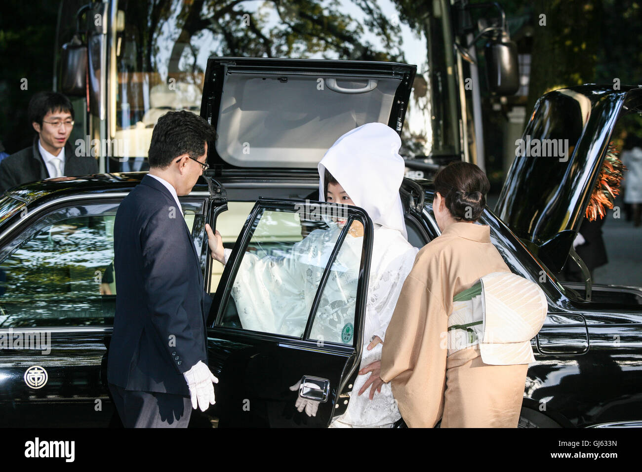 La mariée et le marié,,a, mariée,entrant,a,mariage,spécial, taxi, voiture, avec toit ouvrant,,pour,une,costume Shinto traditionnel japonais,mariage,cérémonie,Tokyo, Banque D'Images