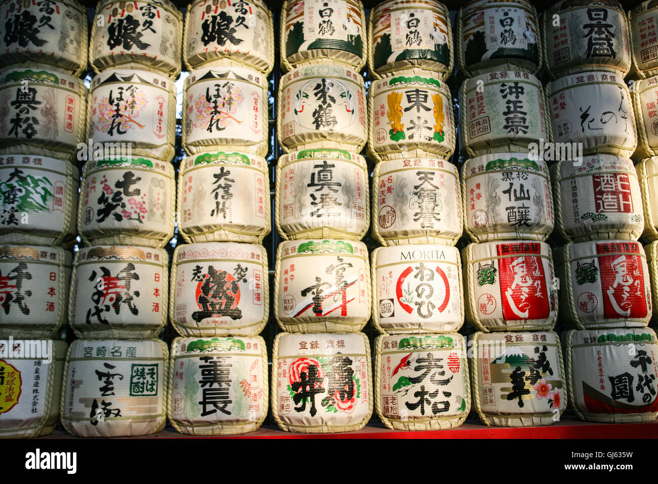 D'énormes barils de sake dans l'enceinte du Temple de Meiji. Ces barils ont été données au culte de diverses entreprises/ org Banque D'Images
