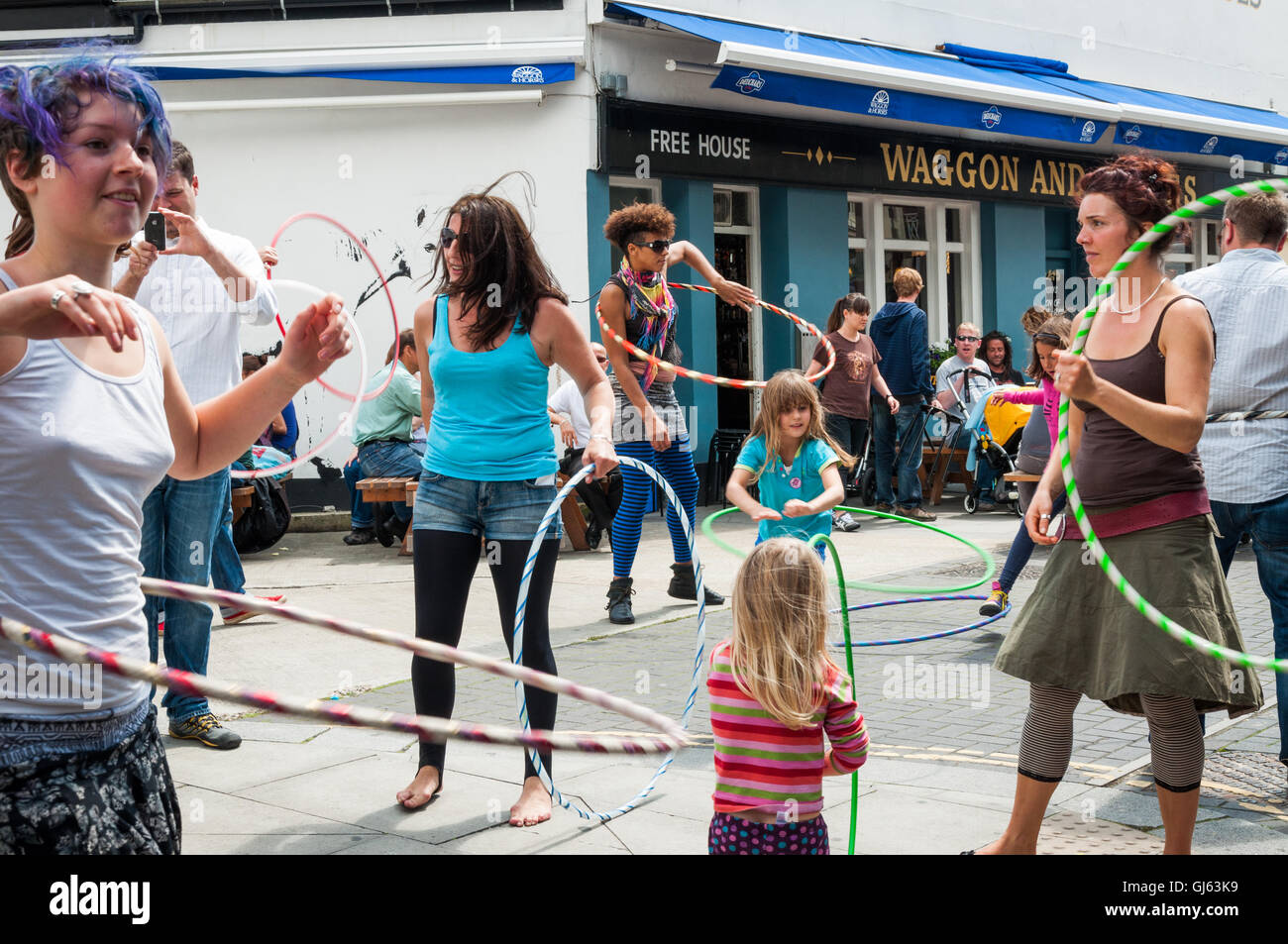 Brighton, East Essex, Royaume-Uni, Angleterre, filles, personnes, jouer, hula hoops, rue, voir, urbain, emballé, bondé, foule, Festival de Brighton Banque D'Images