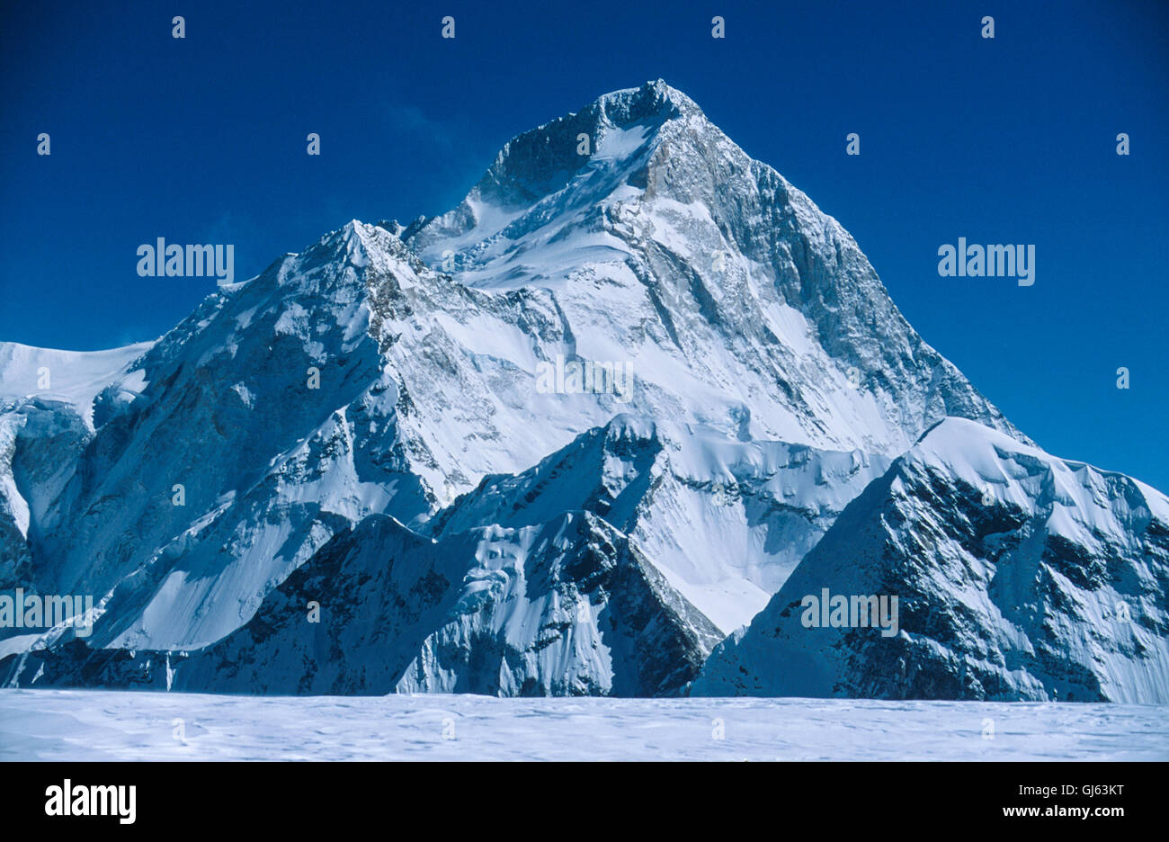 Notre groupe de l'expédition et les guides népalais sur une excursion glacier fantastique dans tout le bassin supérieur du Glacier de Rongbuk est la position de Raphu ; La (6 550 mètres), un prominant col qui se trouve au pied de la crête nord-est de l'Everest. De Raphu ; La il y a une excellente vue du Makalu (8 481 mètres et le cinquième plus haut sommet) qui est dans cette photo et se trouve juste en face de ceux qui sont assez en forme pour le faire jusqu'à 6 550 mètres (La Raphu ;). Banque D'Images