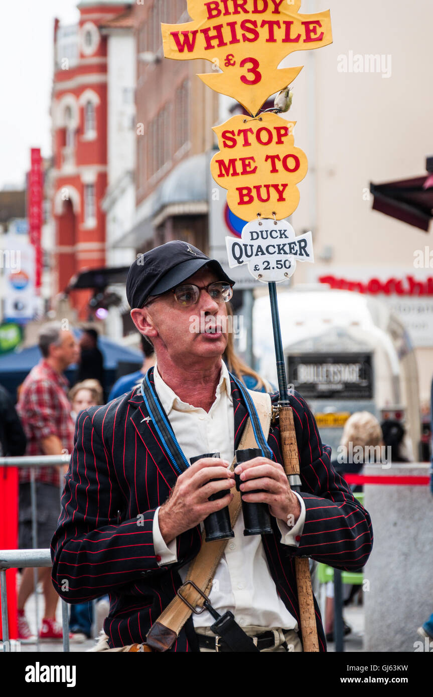 Artiste de rue, interprète, vendeur de sifflets et animateur pendant le festival de Brighton à Brighton, dans l'est de l'Essex, au Royaume-Uni à partir de 2012 Banque D'Images